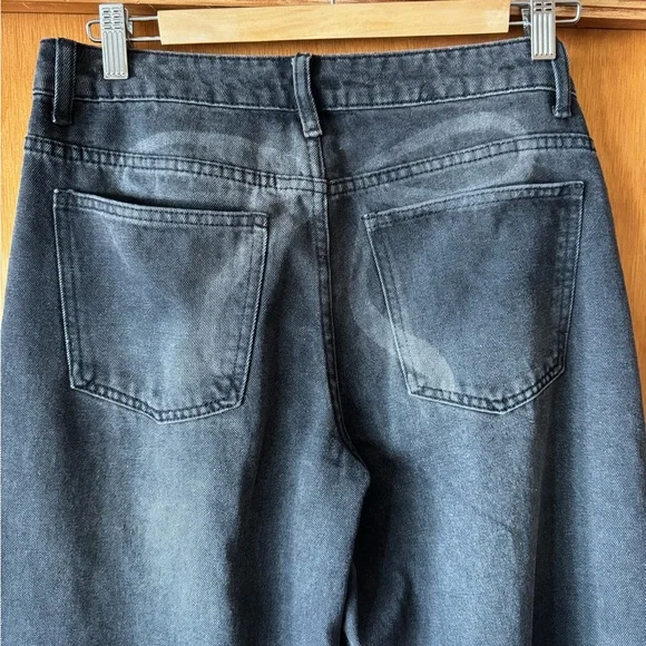 Edikted Vyxen Vintage Washed Low Rise Jeans in Black Washed - Picture 5 of 6